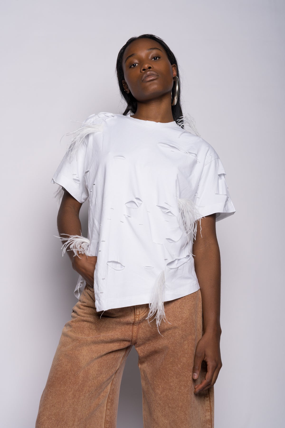 WHITE LINED DISTRESSED T-SHIRT WITH FEATHERS
